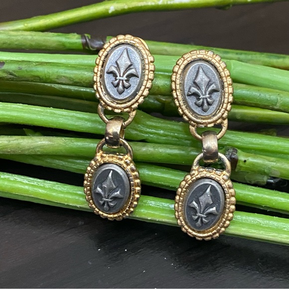 Vintage Signed MONET Fleur De Lis Dangling Earrings - Picture 1 of 10